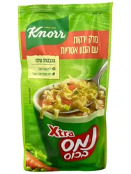נמס בכוס מרק ירקות עם אטריות